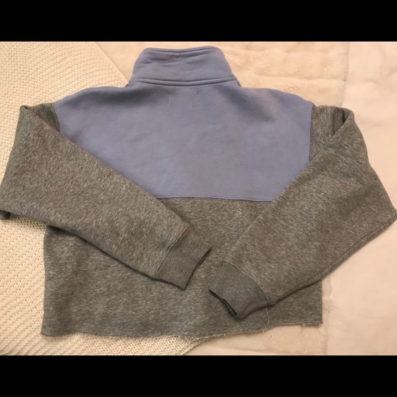 Aritzia cropped crewneck - Picture 2 of 2
